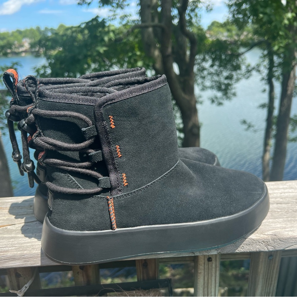 UGG CLASSIC BOOM ANKLE BOOT size 8